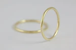 Fedi nuziali a filo artigianali in oro 18kt, sottili e raffinate, Monica Candido Gioielli Milano miniatura 4