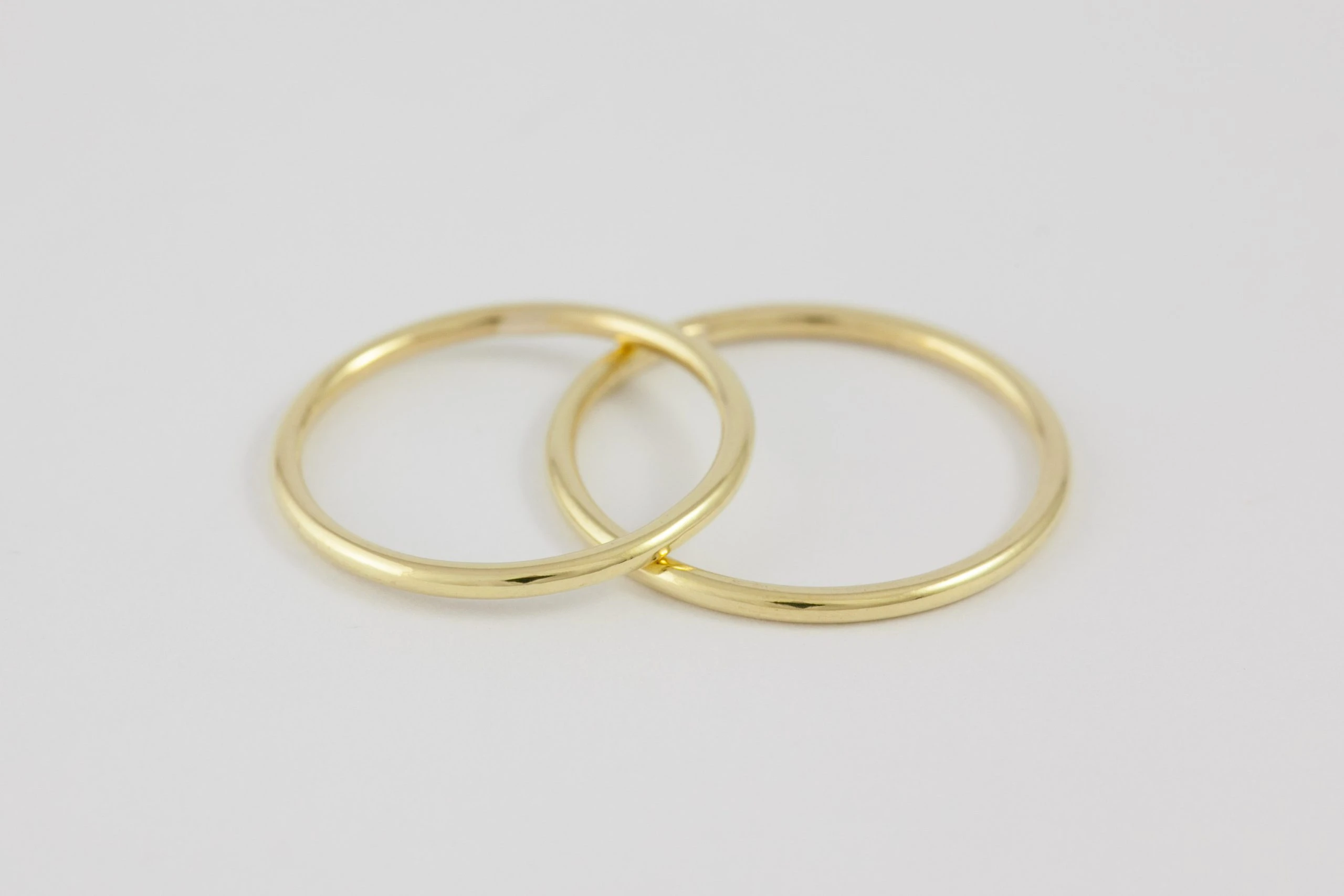 Fedi nuziali a filo artigianali in oro 18kt, sottili e raffinate, Monica Candido Gioielli Milano - 5