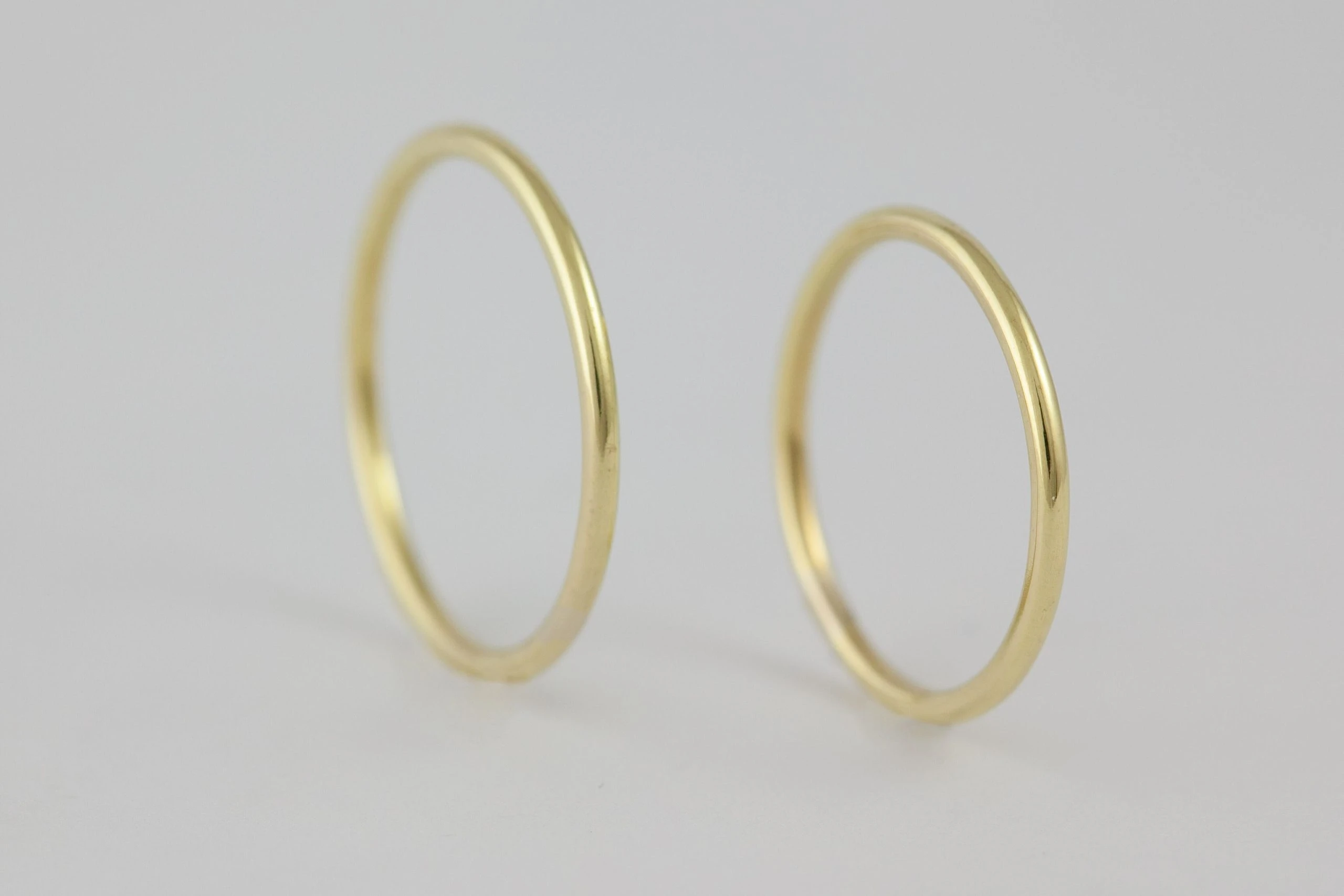Fedi nuziali a filo artigianali in oro 18kt, sottili e raffinate, Monica Candido Gioielli Milano - 6