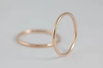 Fedi nuziali a filo artigianali in oro 18kt, sottili e raffinate, Monica Candido Gioielli Milano miniatura 7