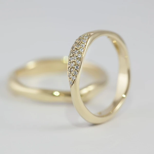 Fedi nuziali fluide artigianali in oro 18kt con design organico, Monica Candido Gioielli Milano