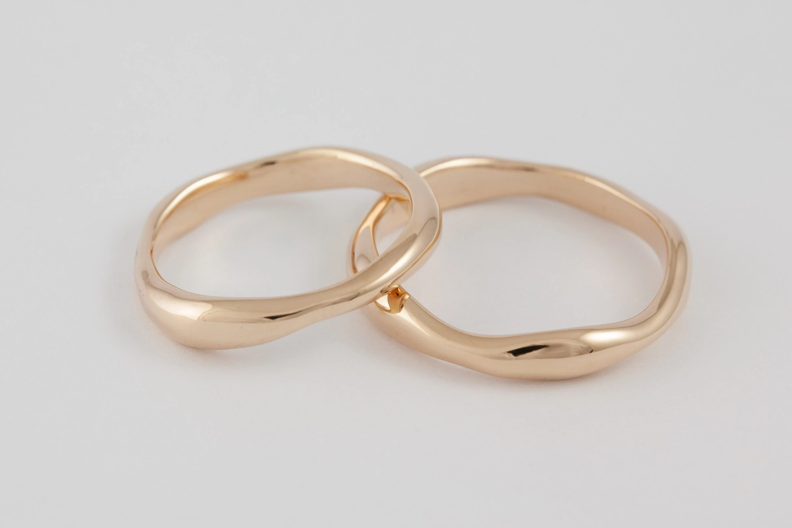 Fedi nuziali fluide artigianali in oro 18kt con design organico, Monica Candido Gioielli Milano - 10