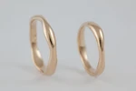Fedi nuziali fluide artigianali in oro 18kt con design organico, Monica Candido Gioielli Milano miniatura 11