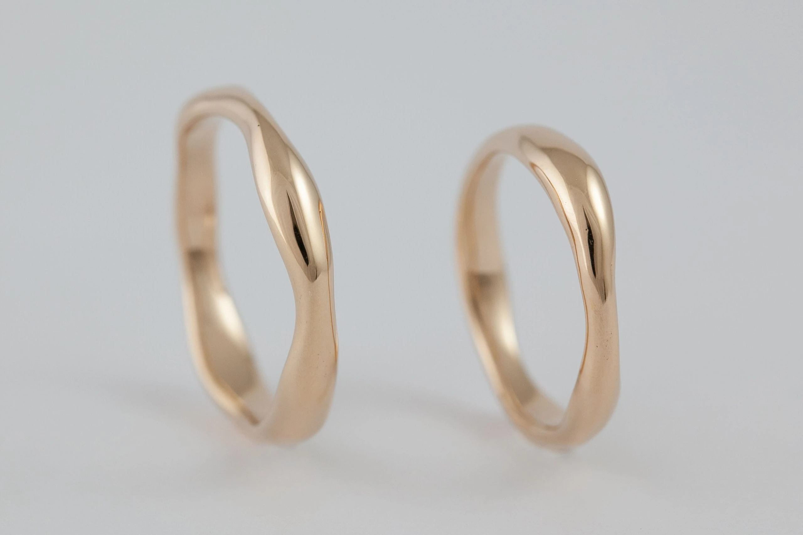 Fedi nuziali fluide artigianali in oro 18kt con design organico, Monica Candido Gioielli Milano - 11