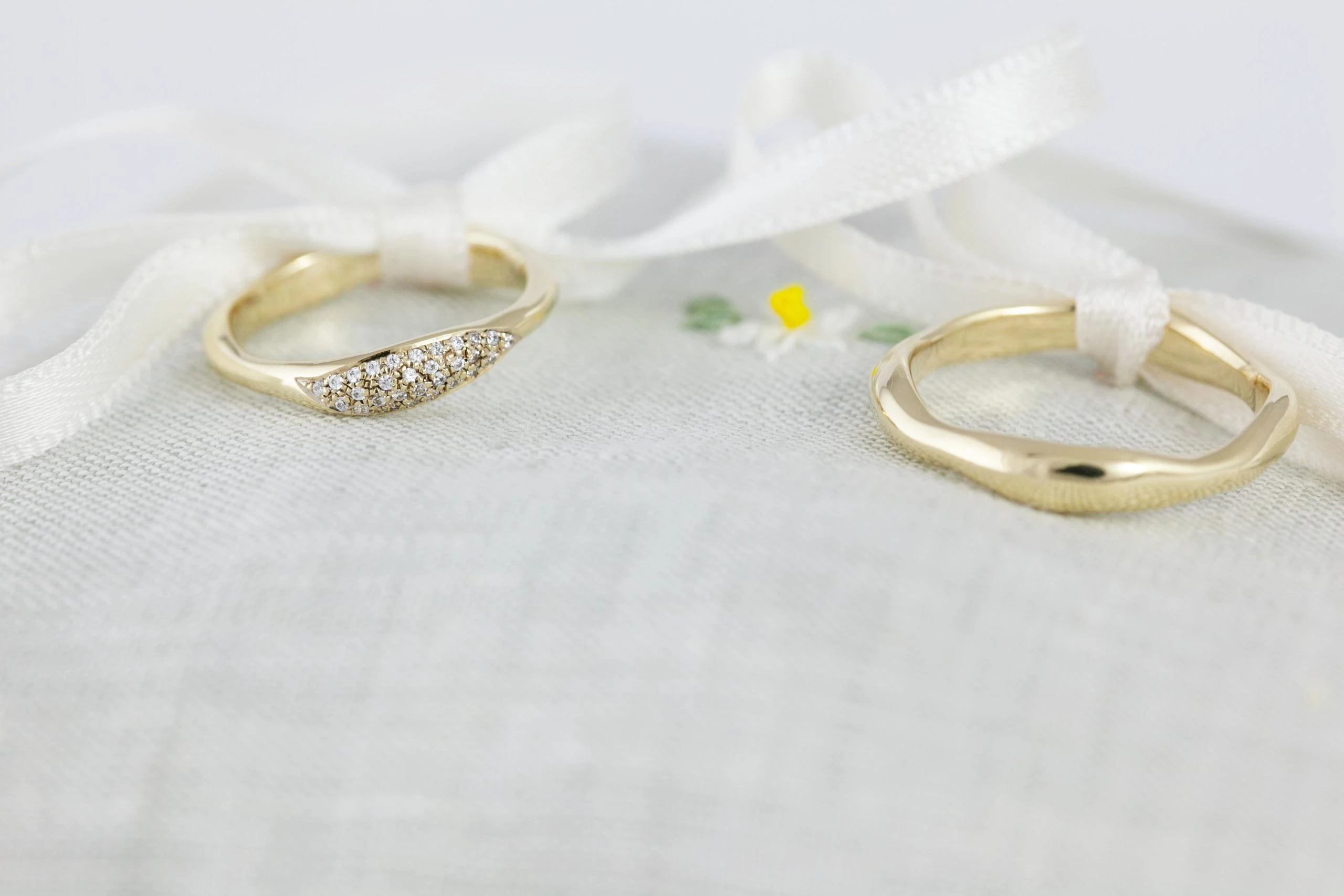 Fedi nuziali fluide artigianali in oro 18kt con design organico, Monica Candido Gioielli Milano - 12