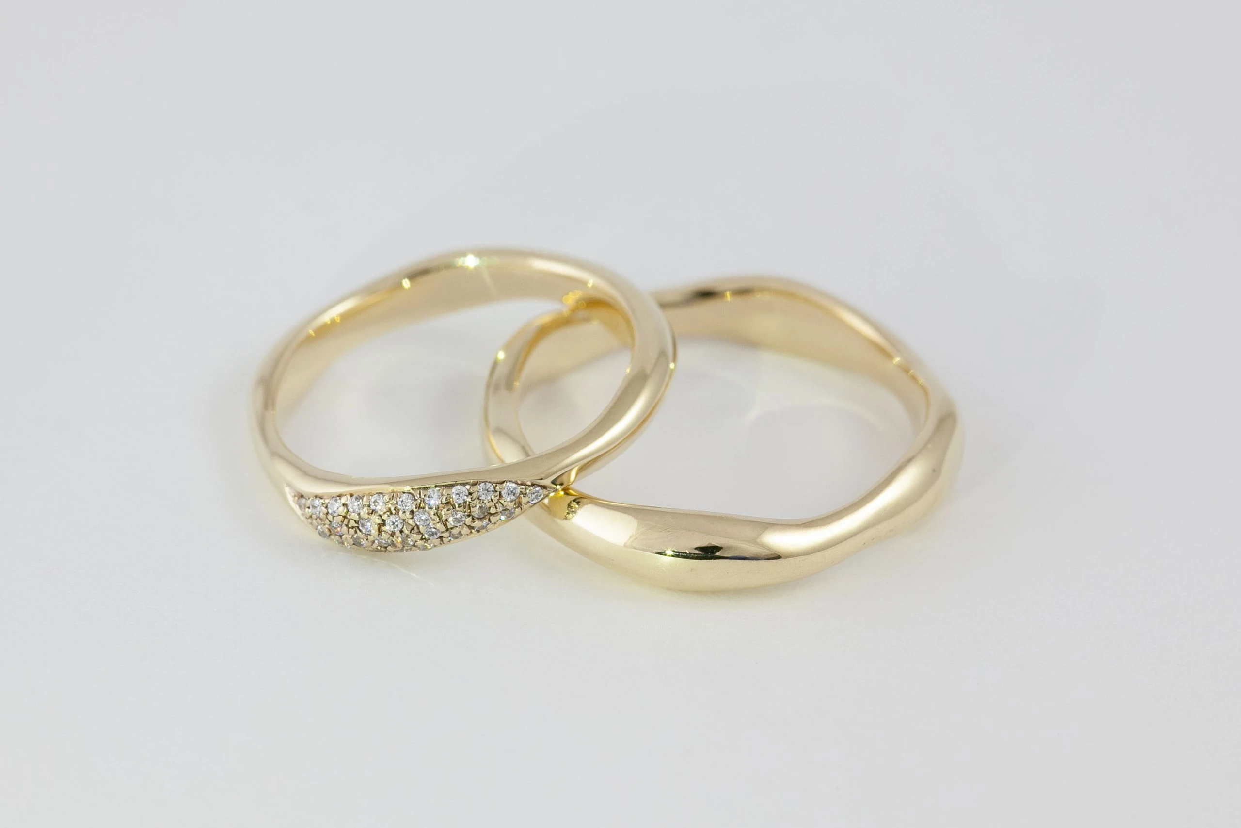 Fedi nuziali fluide artigianali in oro 18kt con design organico, Monica Candido Gioielli Milano - 2