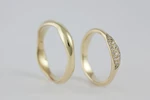 Fedi nuziali fluide artigianali in oro 18kt con design organico, Monica Candido Gioielli Milano miniatura 3