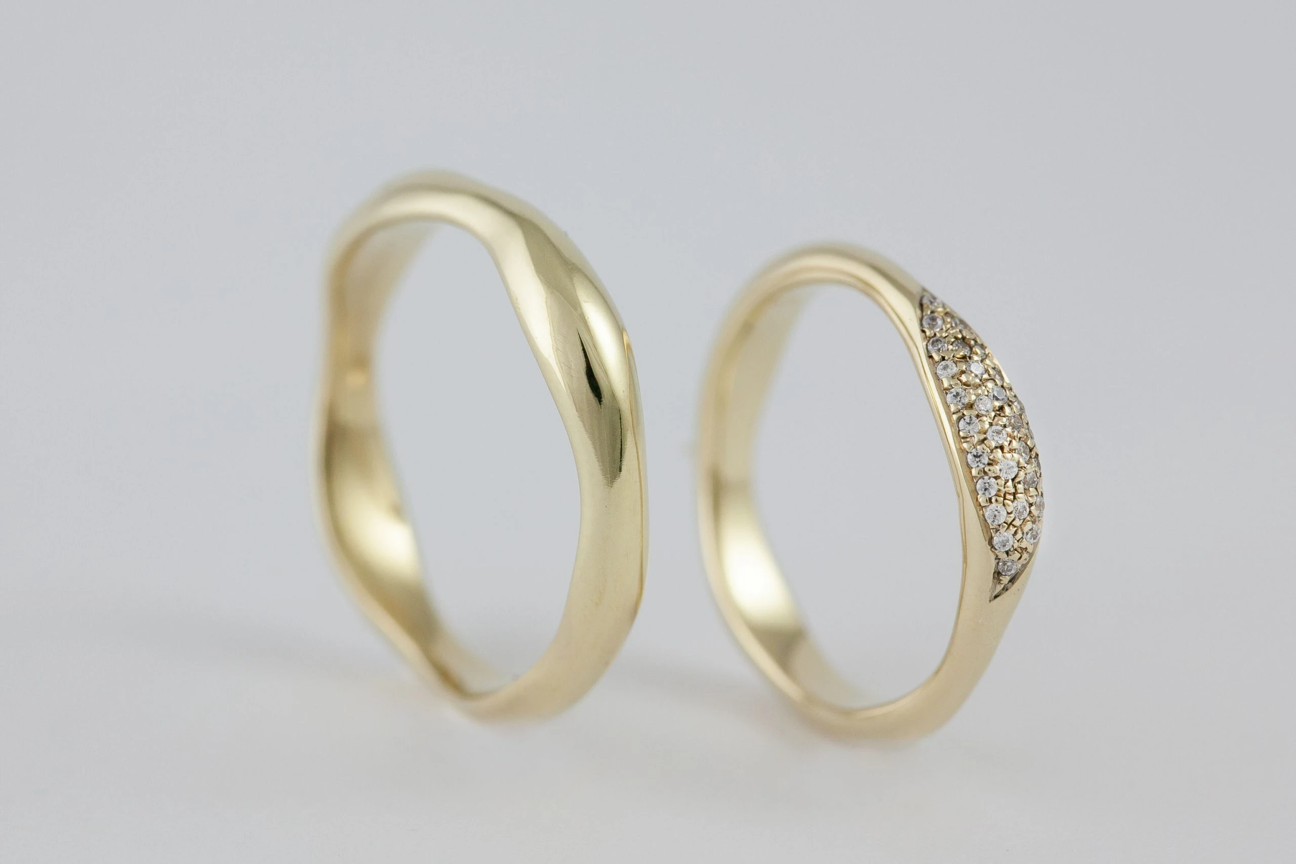 Fedi nuziali fluide artigianali in oro 18kt con design organico, Monica Candido Gioielli Milano - 3