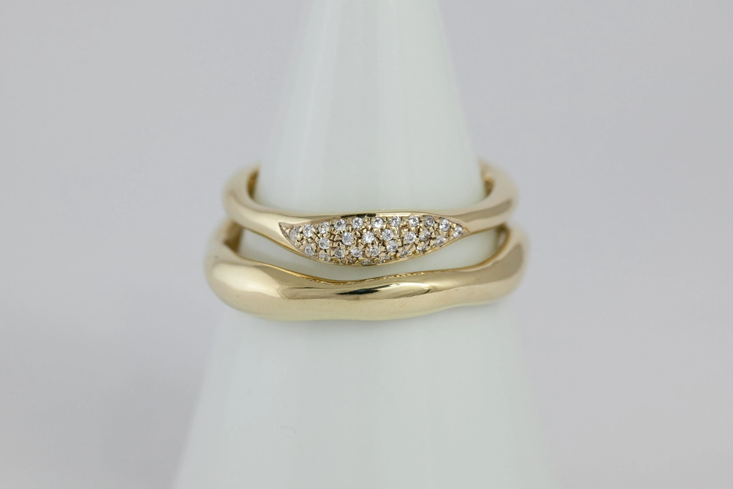 Fedi nuziali fluide artigianali in oro 18kt con design organico, Monica Candido Gioielli Milano - 4