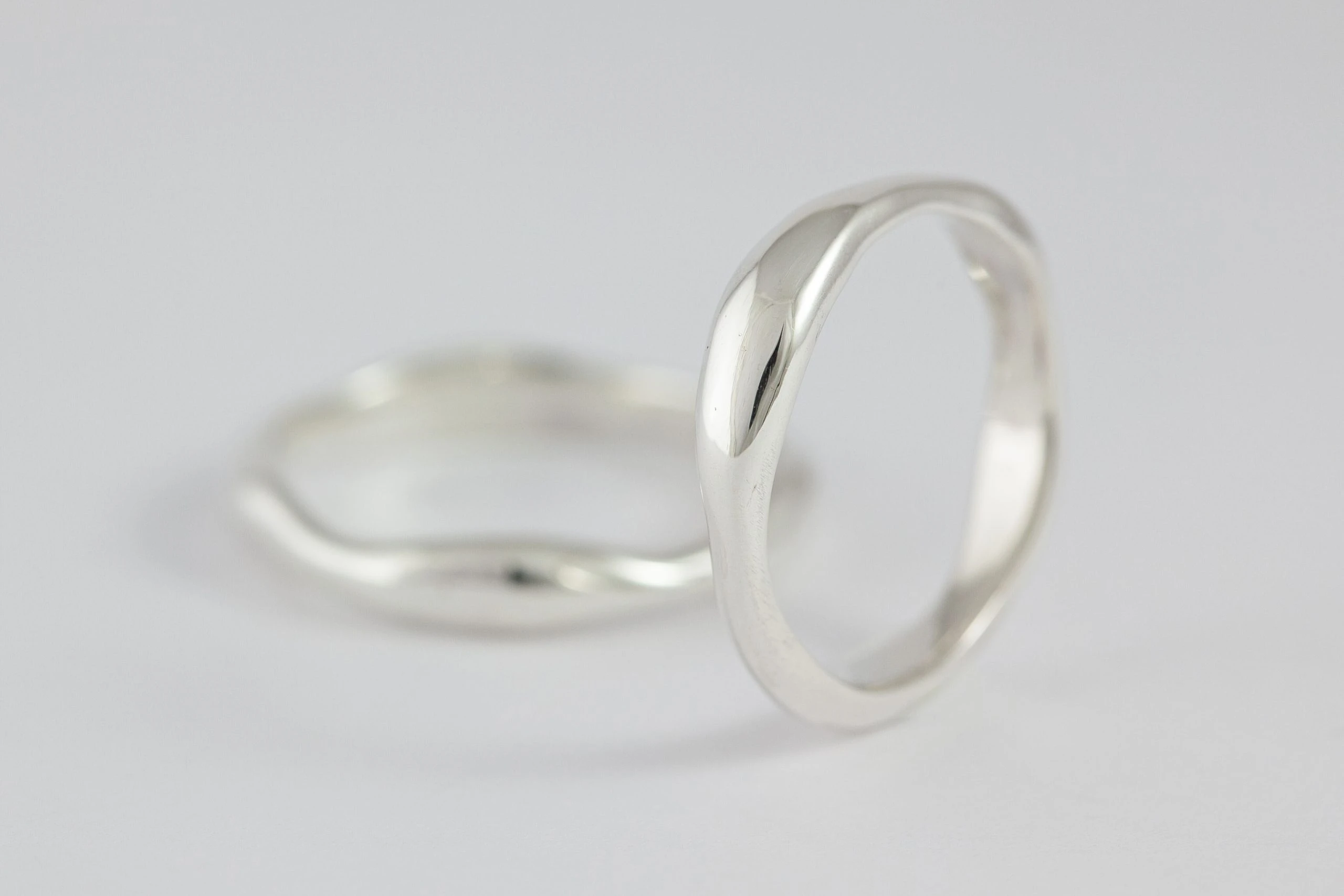Fedi nuziali fluide artigianali in oro 18kt con design organico, Monica Candido Gioielli Milano - 6