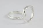 Fedi nuziali fluide artigianali in oro 18kt con design organico, Monica Candido Gioielli Milano miniatura 6