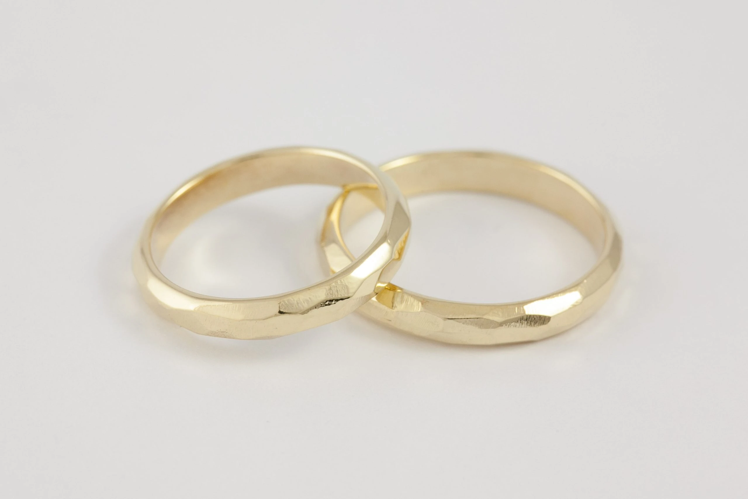 Fedi nuziali sfaccettate artigianali in oro 18kt con superficie multisfaccettata, Monica Candido Gioielli Milano - 4
