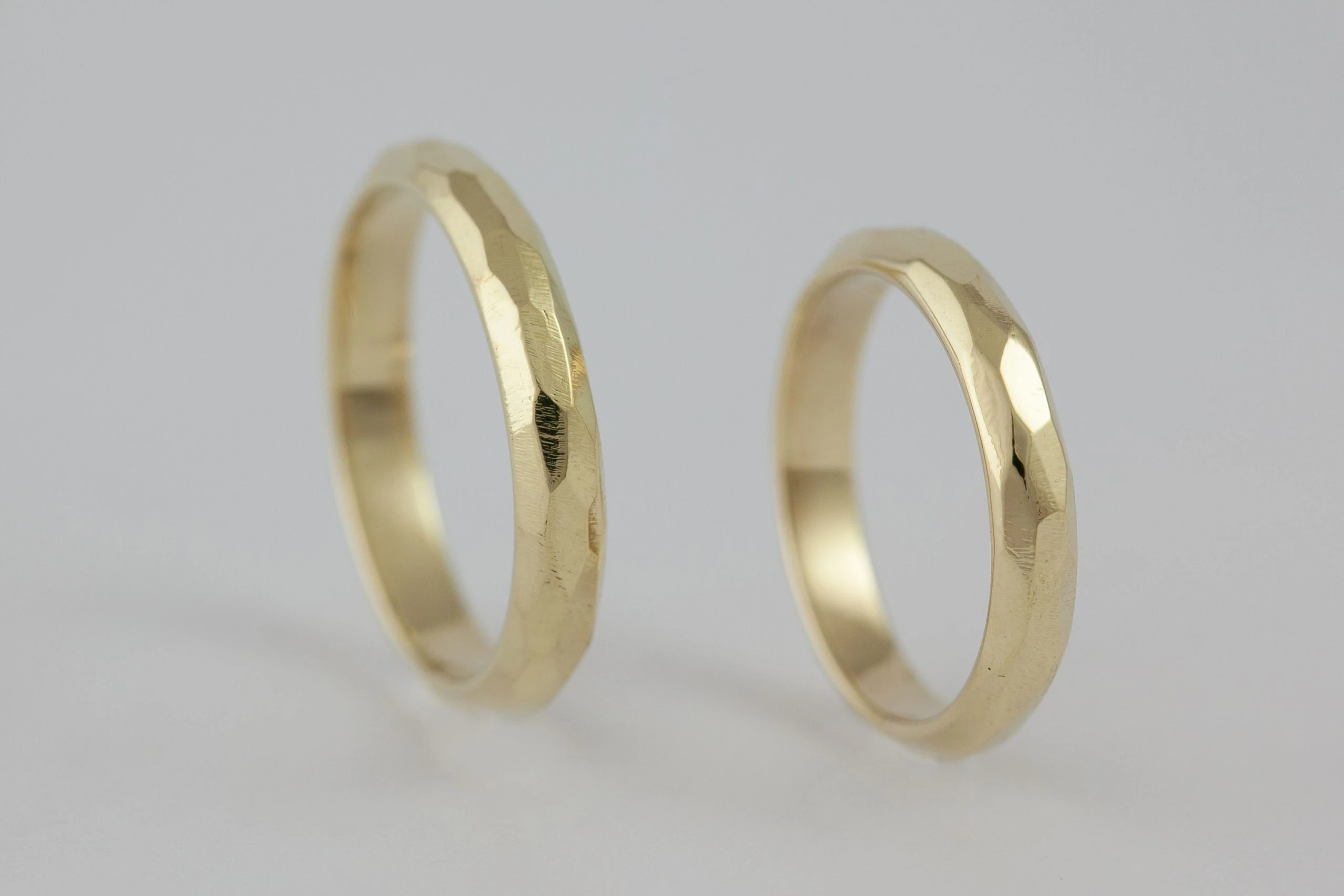 Fedi nuziali sfaccettate artigianali in oro 18kt con superficie multisfaccettata, Monica Candido Gioielli Milano - 6