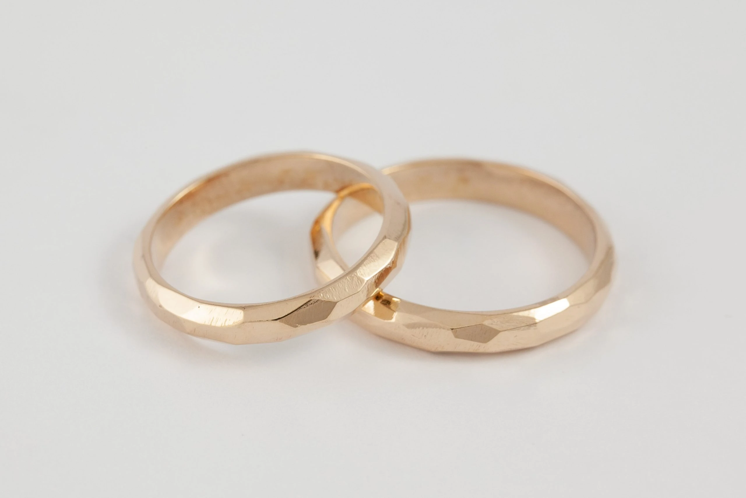 Fedi nuziali sfaccettate artigianali in oro 18kt con superficie multisfaccettata, Monica Candido Gioielli Milano - 7
